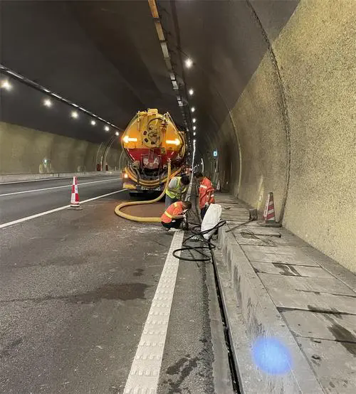 电白隧道排水渠清淤